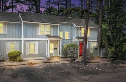 Hot Springs Village Casa | CREEK & GOLF VIEW, DECK, POOL TABLE, BEACH, FISH, LAKES, INDOOR POOL & GYM 4FEE