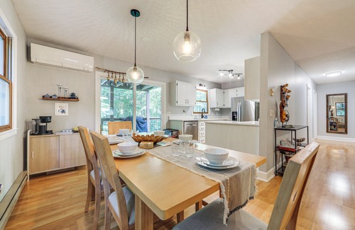 Maggie Valley Cabaña | Creek View + Hot Tub: Woodsy Maggie Valley Cottage