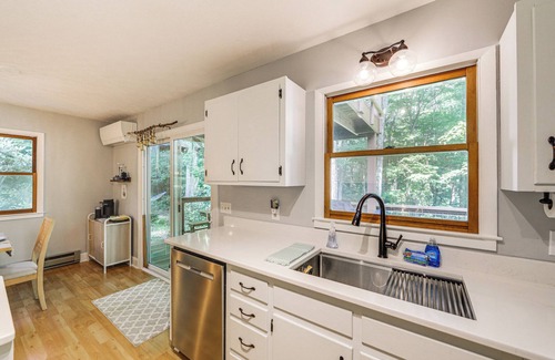 Maggie Valley Cabaña | Creek View + Hot Tub: Woodsy Maggie Valley Cottage