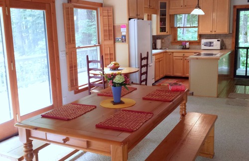 Hayesville Cabina | The Creek Todo se trata de The Creek. Y el estanque. Y las montañas más allá ...