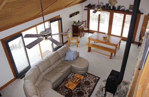 Hayesville Cabina | The Creek Todo se trata de The Creek. Y el estanque. Y las montañas más allá ...