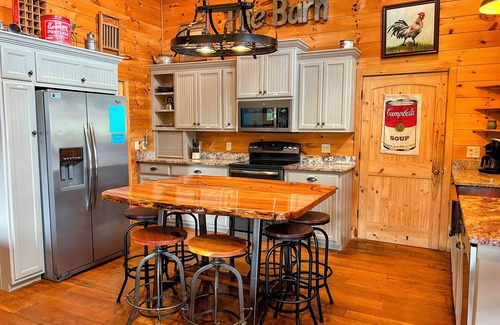 Bryson City Casa | Water's Edge ~ Hermosa casa con Deep Creek como tu patio trasero ~ Pure Delight!