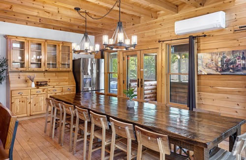 Gouldsboro Casa | Creekfront Log Mansion con piscina climatizada al aire libre y bañera de hidromasaje