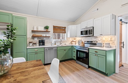 Clayton Cabaña | Creekside 2 Bedroom cottage less than 1 mile from downtown Clayton.