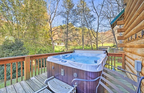 Bryson City Casa | Creekside Bryson City Cabin with Private Hot Tub