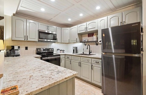 East Stroudsburg Casa | Creekside cabin home ENJOY PEACE/BEAUTY in LUXURY with quality bedding&MUCH MORE