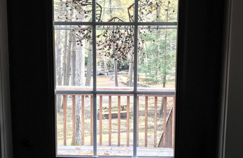 East Stroudsburg Casa | Creekside cabin home ENJOY PEACE/BEAUTY in LUXURY with quality bedding&MUCH MORE