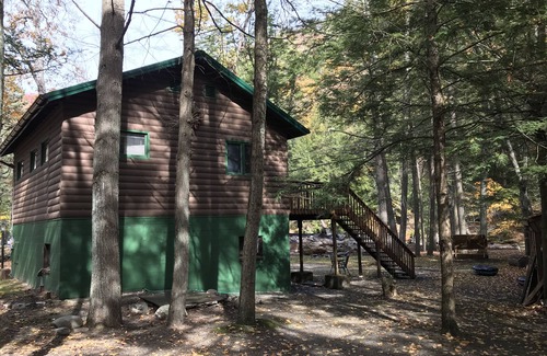 East Stroudsburg Casa | Creekside cabin home ENJOY PEACE/BEAUTY in LUXURY with quality bedding&MUCH MORE