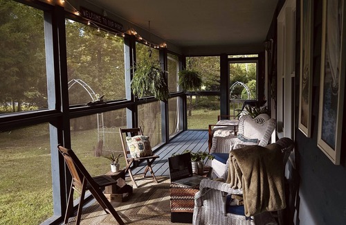 Pegram Cabaña | Creekside Cottage Near Nashville- Pet Friendly!