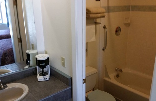 Kelseyville Hotel | Creekside Lodge