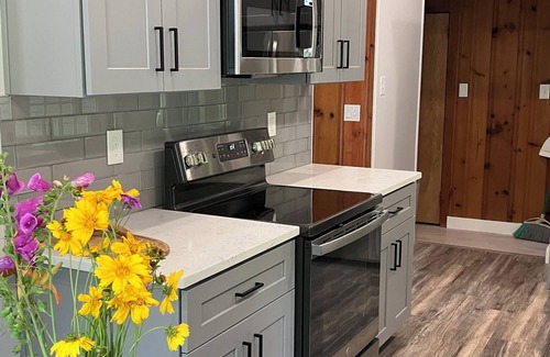 Woxall Casa | Creekside Retreat-spacious cottage nestled in the wildflowers and lush woods