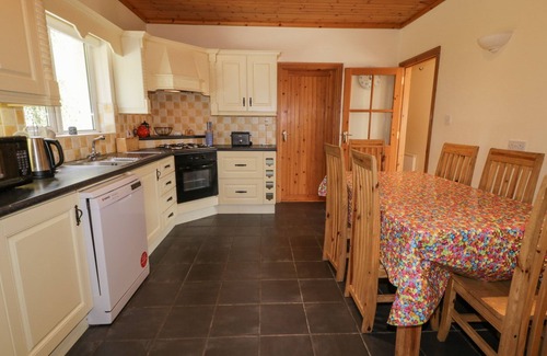 Portnablagh Cabaña | CREESLOUGH VIEW, pet friendly in Creeslough, County Donegal