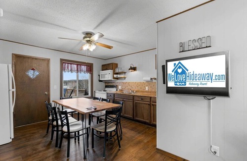 Jenkins Cabina | Crest View Cabin - Bring Your Boat, Enjoy The Swim Dock, Kayaks, Pool, and Views! | 9