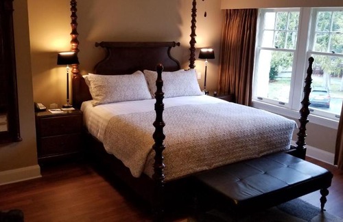 Regional District of Nanaimo Hotel | Crown Mansion Boutique Hotel & Villas
