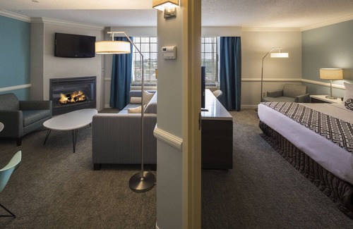 Bethel Park Hotel | Crowne Plaza Suites Pittsburgh South by IHG