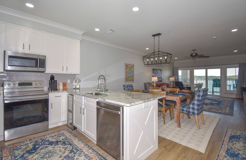 Dadeville Condominio | Crowne Pointe Unit 40-205 at Lake Martin! Sleeps 4 with a boat slip!