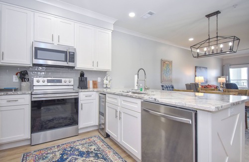 Dadeville Condominio | Crowne Pointe Unit 40-205 at Lake Martin! Sleeps 4 with a boat slip!