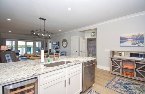 Dadeville Condominio | Crowne Pointe Unit 40-205 at Lake Martin! Sleeps 4 with a boat slip!