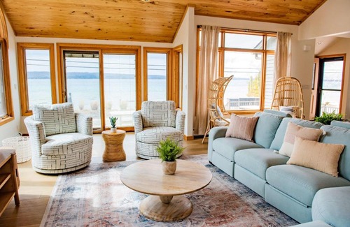 Lake Township Casa | Crystal Lake Hillside with Private Sandy Beach