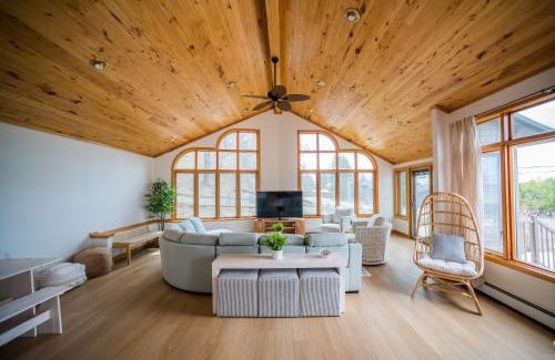 Lake Township Casa | Crystal Lake Hillside with Private Sandy Beach