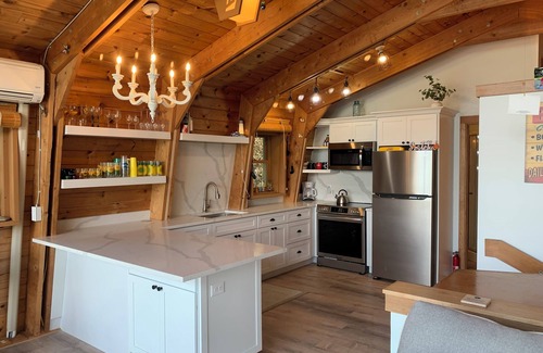 Lake Township Cabaña | Crystal Lake Cottage w / INCREÍBLE Playa privada de arena y parte inferior de Sandy Lake!