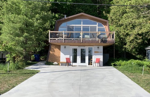 Lake Township Cabaña | Crystal Lake Cottage w / INCREÍBLE Playa privada de arena y parte inferior de Sandy Lake!