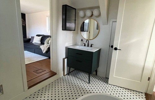 North Oak Park Cabaña | Curtis Park Charmer!