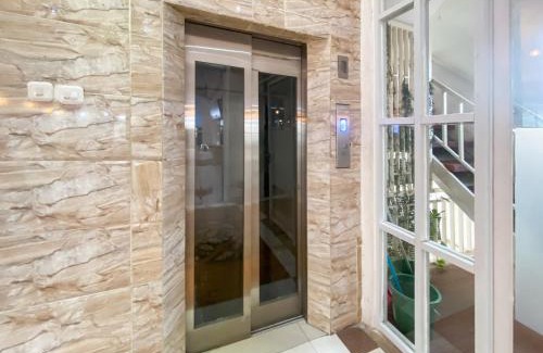 Kebayoran Lama Hotel | Curves Residence Mitra RedDoorz