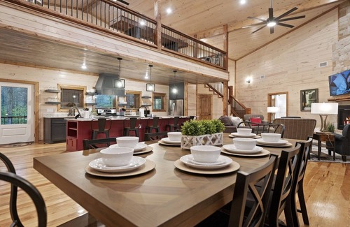 Hochatown Cabina | Custom Escape Perfect for Unforgettable Getaways w/ Hot Tub, Firepit, & Games