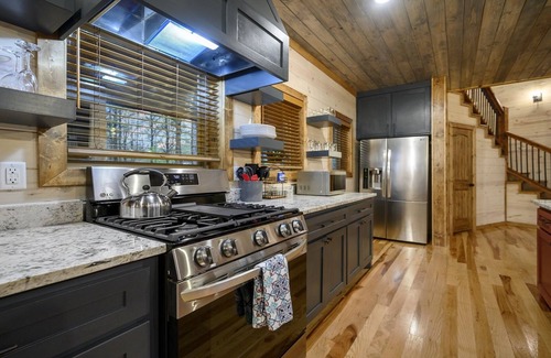 Hochatown Cabina | Custom Escape Perfect for Unforgettable Getaways w/ Hot Tub, Firepit, & Games