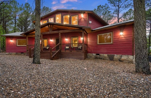 Hochatown Cabina | Custom Escape Perfect for Unforgettable Getaways w/ Hot Tub, Firepit, & Games