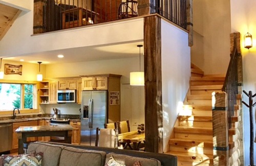 Hendersonville Cabina | Cabina completamente nueva con detalles de lujo personalizados.