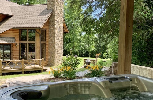 Hendersonville Cabina | Cabina completamente nueva con detalles de lujo personalizados.