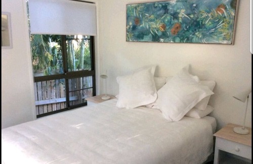 Cannonvale Cabaña | Cute Beach Cottage, Pool, Pets, Netflix, WI-FI