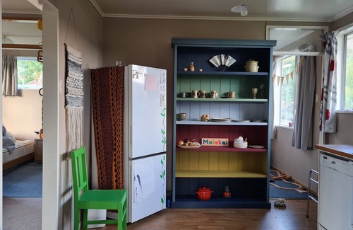 Clyde Casa | Cute colourful Kiwi style bach / cottage