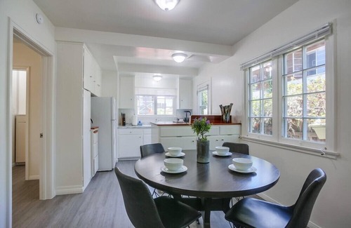 Beach Barber Tract Cabaña | Cute Cottage ★ Steps to Windansea Beach ★ Dogs Ok