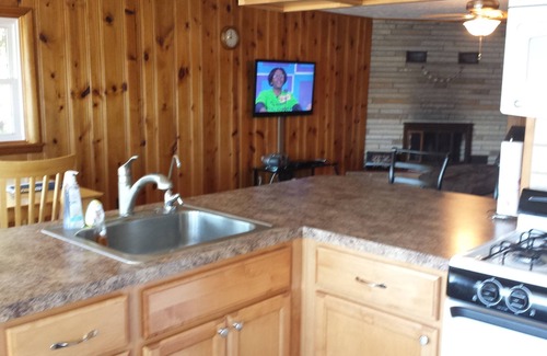 Three Rivers Cabaña | Renovada Fisher Lake Cottage disponible para alquiler semanal - ¡Tarifa especial de junio!