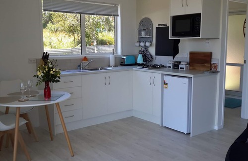 Oneroa Chalet De Esquí | Chalet lindo y moderno, a 500 metros de playas de arena, cerca de viñedos con vista al mar