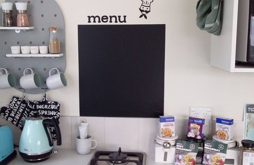 Oneroa Chalet De Esquí | Chalet lindo y moderno, a 500 metros de playas de arena, cerca de viñedos con vista al mar