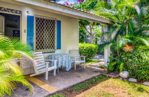 Puntarenas Apartamento | Linda villa en propiedad frente al mar con piscina compartida y hermosos jardines.