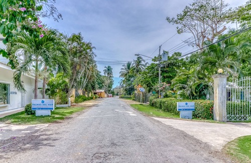 Puntarenas Apartamento | Linda villa en propiedad frente al mar con piscina compartida y hermosos jardines.