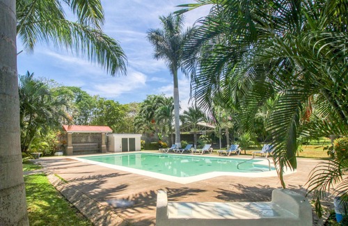 Puntarenas Apartamento | Linda villa en propiedad frente al mar con piscina compartida y hermosos jardines.