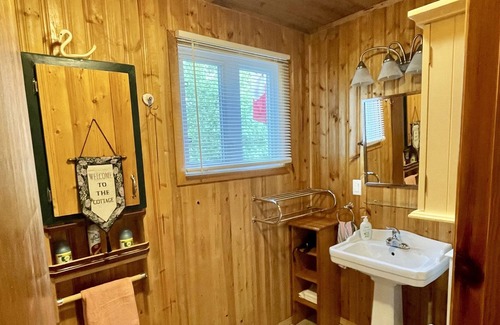 Katrine Cabaña | Cute Waterfront Cottage Magnetawan River Private