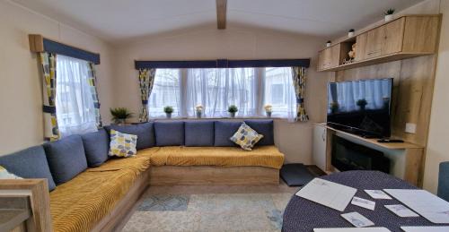 Selsey Casa | Cwtch, White Horse, Seal Bay Resort