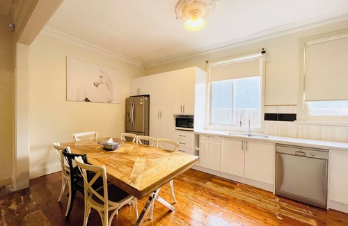 Sunshine Casa | D108 Fantástica reunión de la media luna solar