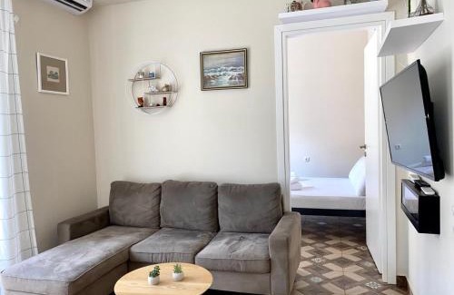 Dafni-Ymittos Apartamento | Dafni's home is in 200m to metro Ag Ioanis