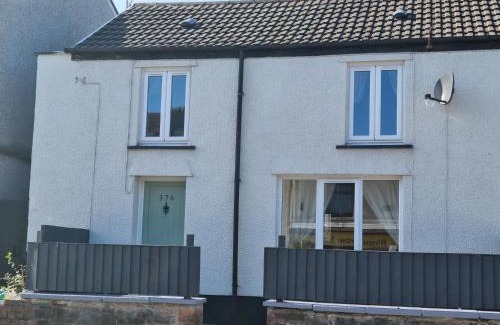 Aberaman Casa | Dare Valley Cottage Ex miners cottage Near Zip World Pen y fan Waterfalls