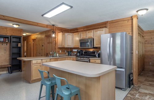 Garrison Cabina | Dates in July Open! Cabin on the Lake, Dock, Arcade, Kid & Dog Friendly