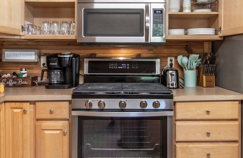 Garrison Cabina | Dates in July Open! Cabin on the Lake, Dock, Arcade, Kid & Dog Friendly