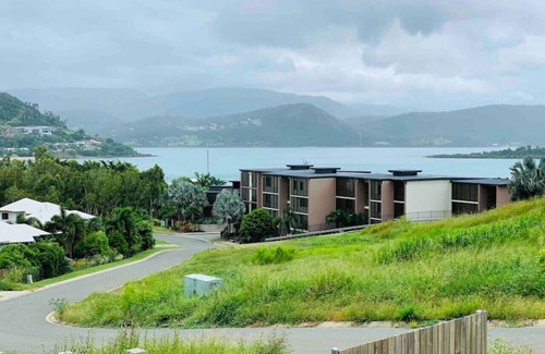 Whitsundays Villa | DIA DE SUEÑO Airlie Beach Vistas al agua y momentos para el paseo marítimo.